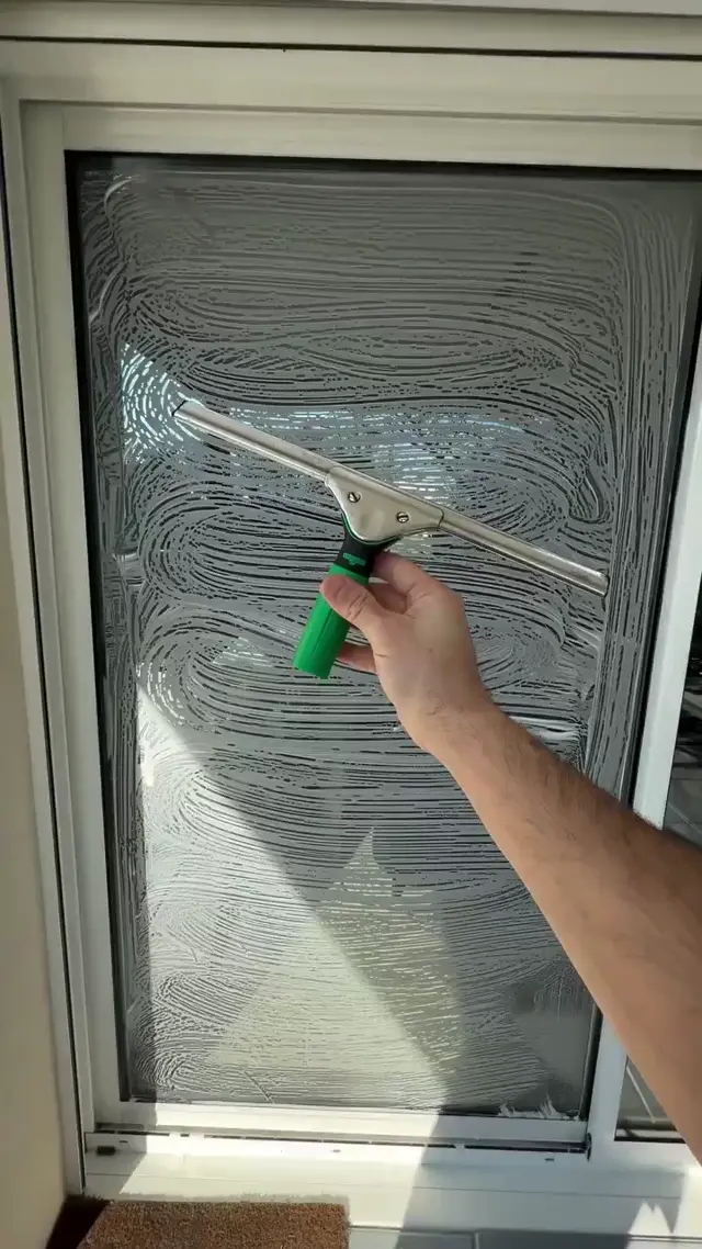 تنظيف الواجهات والزجاج
