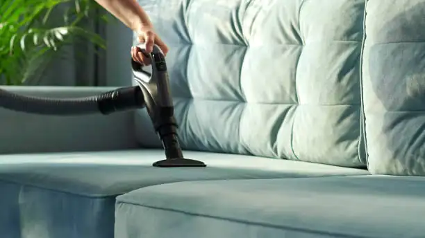 خدمة تنظيف الكنب والأرائك باحترافية في الإمارات لإزالة البقع والغبار والروائح الكريهة