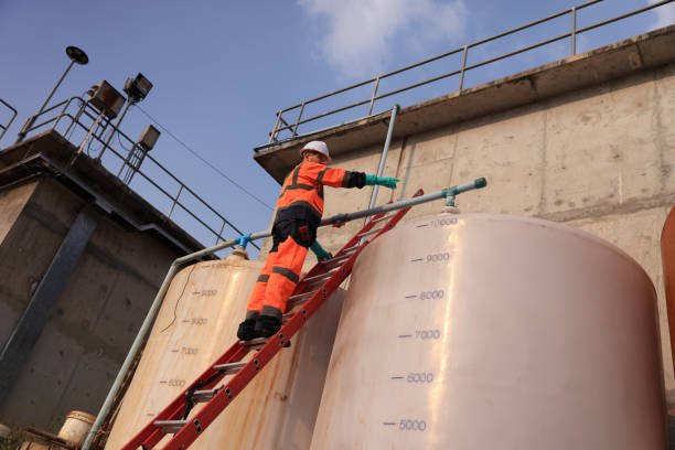 خدمة تنظيف خزانات المياه باحترافية في الإمارات لإزالة الترسبات والطحالب والبكتيريا وضمان مياه صافية وصحية