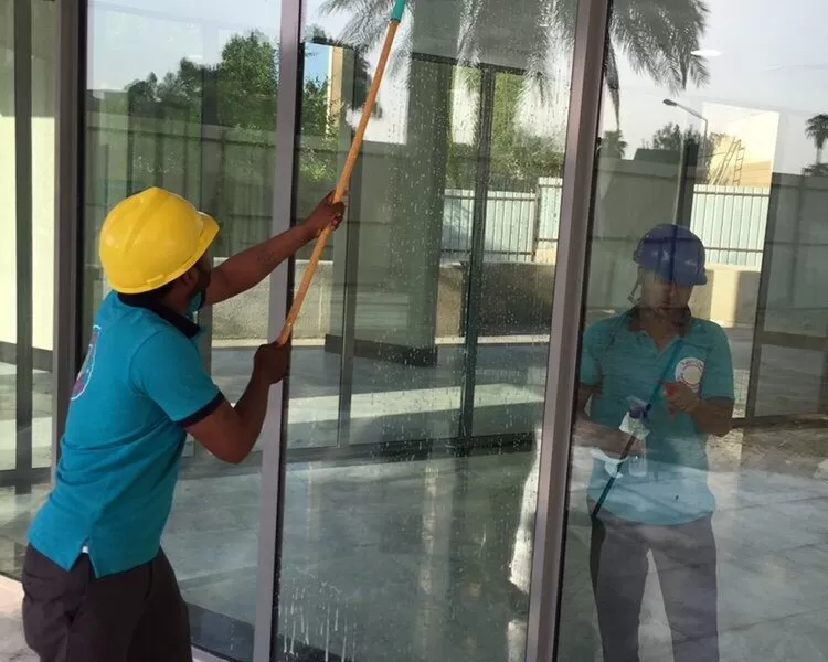 تنظيف الواجهات الزجاجية للمباني