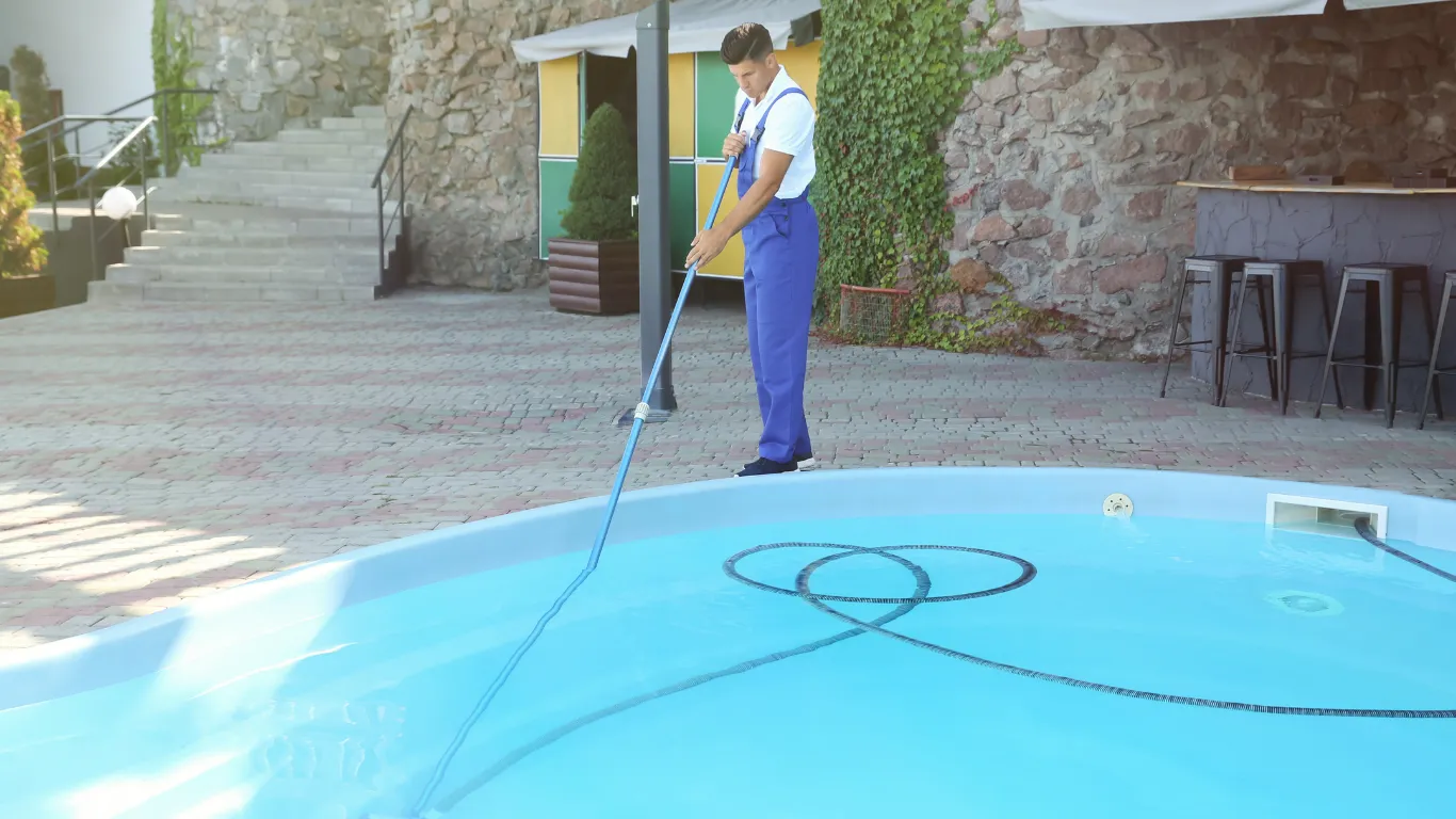 تنظيف المسابح وإزالة الرواسب