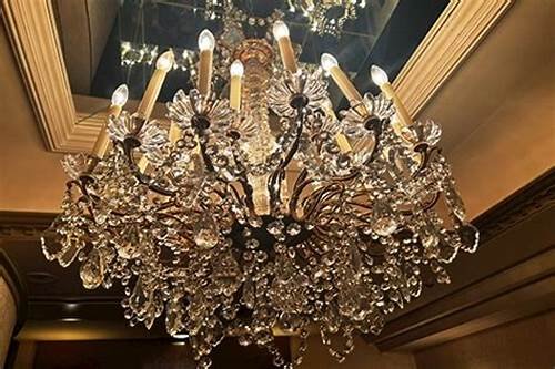 تنظيف الثريات وتلميعها